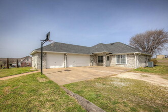 1021 Dominque Dr in Weatherford, TX - Building Photo - Building Photo