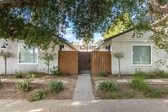 411-417 N Euclid Ave in Pasadena, CA - Foto de edificio - Building Photo