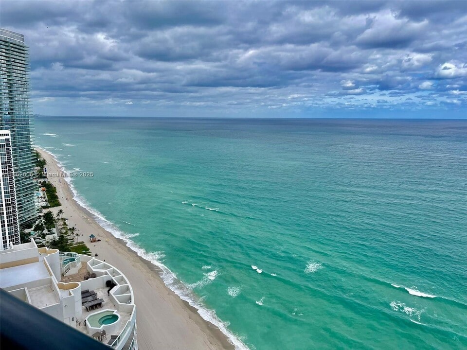 18555 Collins Ave in Sunny Isles Beach, FL - Building Photo