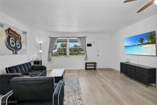 3225 E Riverside Dr in Ft. Myers, FL - Building Photo