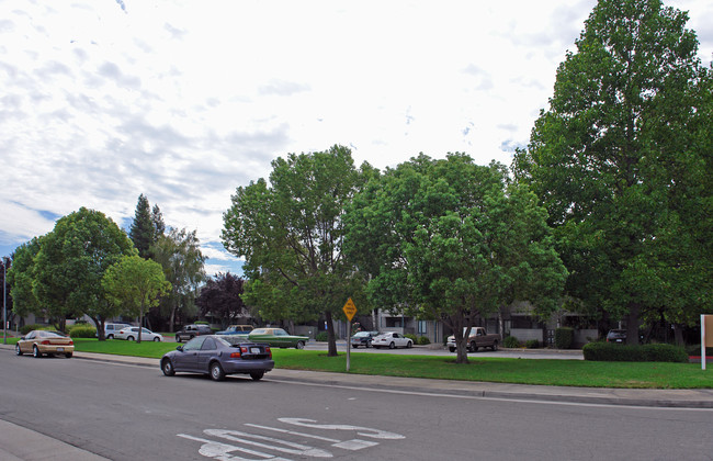 Gardenside Apartments in Sacramento, CA - Building Photo - Building Photo