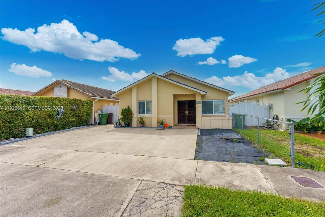 2732 W 72nd Pl in Hialeah, FL - Foto de edificio