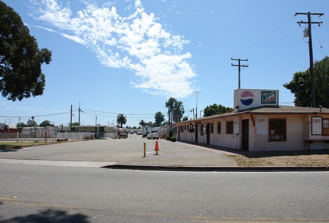 2851 Wagon Wheel Rd in Oxnard, CA - Foto de edificio - Building Photo