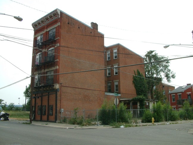 Cincinnati Apartment in Cincinnati, OH - Building Photo - Building Photo