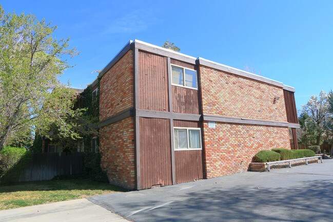 701 Lander St in Reno, NV - Foto de edificio - Building Photo