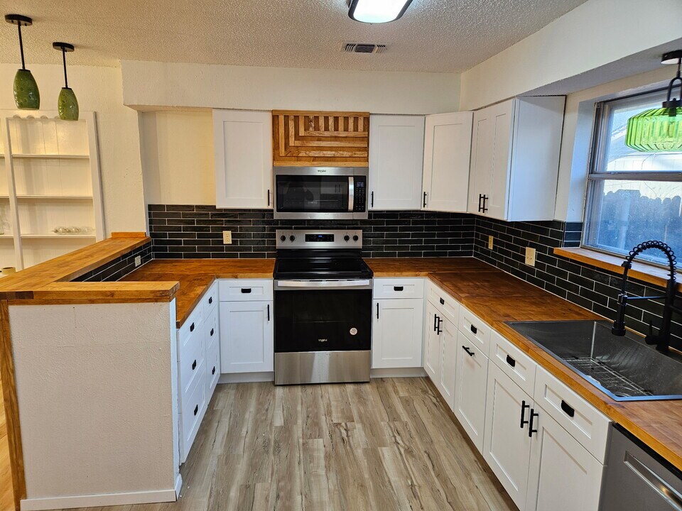 803 Charter Oak Ct in Arlington, TX - Foto de edificio