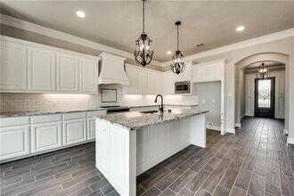 101 Maverick Ct in Granbury, TX - Building Photo - Building Photo