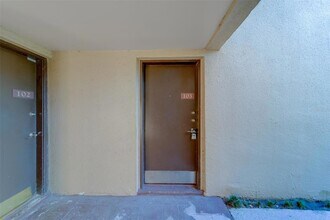 890 N Village Dr, Unit 103 in St. Petersburg, FL - Building Photo - Building Photo