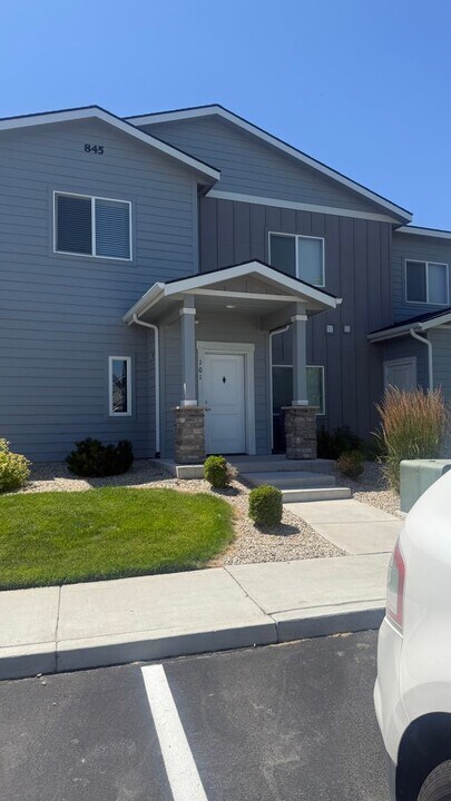 845 W Backpack Ln in Kuna, ID - Foto de edificio