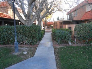 6671 Bubbling Brook Dr in Las Vegas, NV - Building Photo - Building Photo