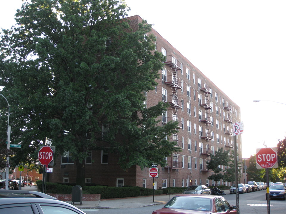 66-22 Fleet St in Forest Hills, NY - Building Photo