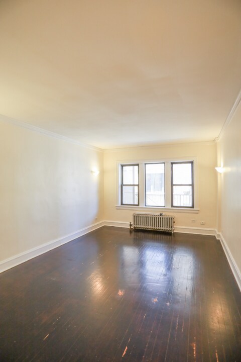 2402 W Lunt Ave in Chicago, IL - Building Photo