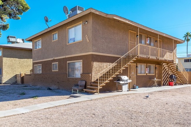 537 North Cir in Las Vegas, NV - Building Photo - Building Photo