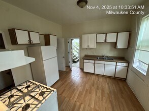 916 S 11th St, Unit A in Milwaukee, WI - Building Photo - Building Photo
