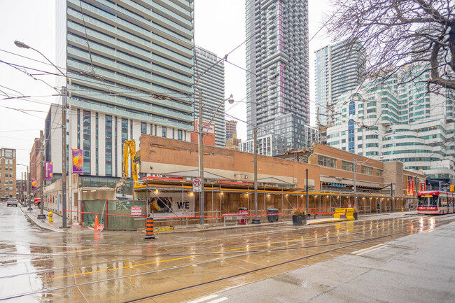 400 King St W in Toronto, ON - Building Photo - Building Photo