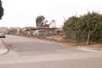 5637-5693 Cypress Rd in Oxnard, CA - Foto de edificio - Building Photo