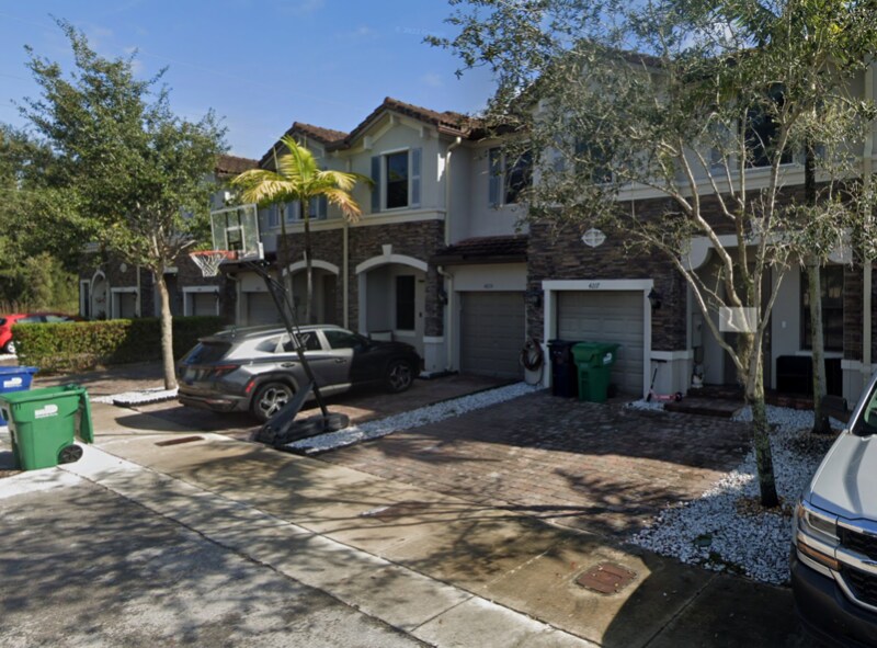 4219 SW 164th Ct in Miami, FL - Foto de edificio