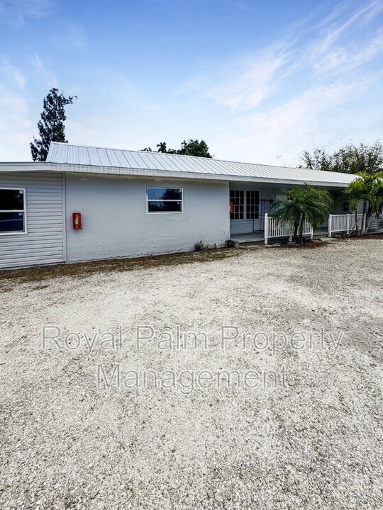 15206 Stringfellow Rd in Bokeelia, FL - Foto de edificio