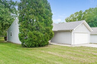 4613 Lunenburg Dr in Louisville, KY - Foto de edificio - Building Photo
