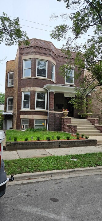 5015 W Montrose Ave, Unit 2nd floor apartment in Chicago, IL - Building Photo