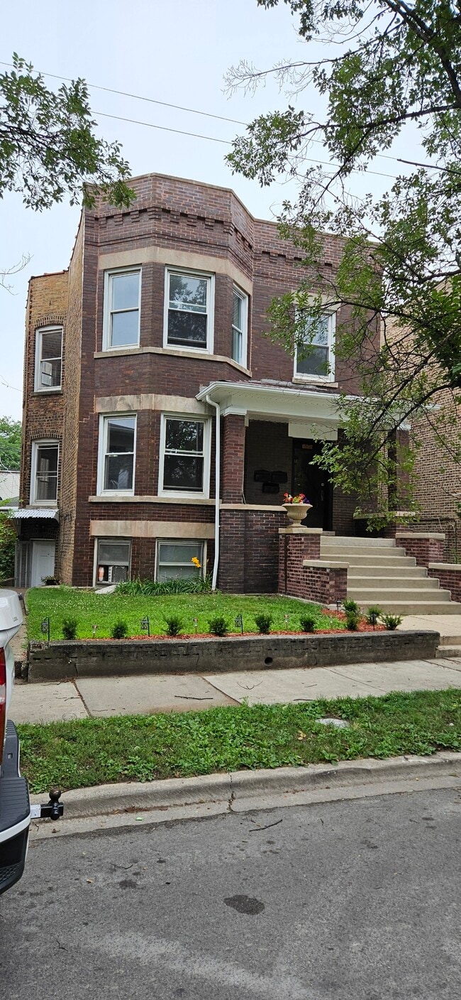 5015 W Montrose Ave, Unit 2nd floor apartment