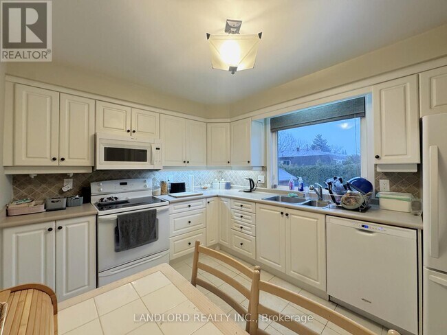 2294 Wyandotte Dr in Oakville, ON - Building Photo - Building Photo