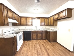 43 Apache St NW in Ardmore, OK - Building Photo - Building Photo