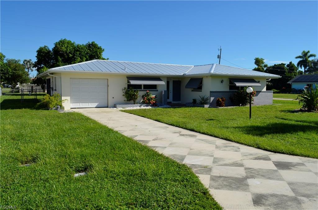 451 Monterey Ave in Cape Coral, FL - Foto de edificio