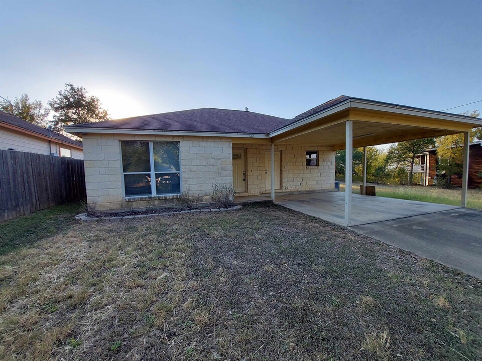 628 Dogwood Ln in Cottonwood Shores, TX - Building Photo