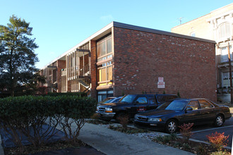 Cherokee Gardens in Louisville, KY - Building Photo - Building Photo