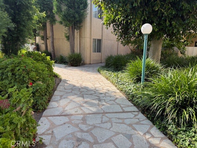 18307 Burbank Blvd in Los Angeles, CA - Building Photo - Building Photo