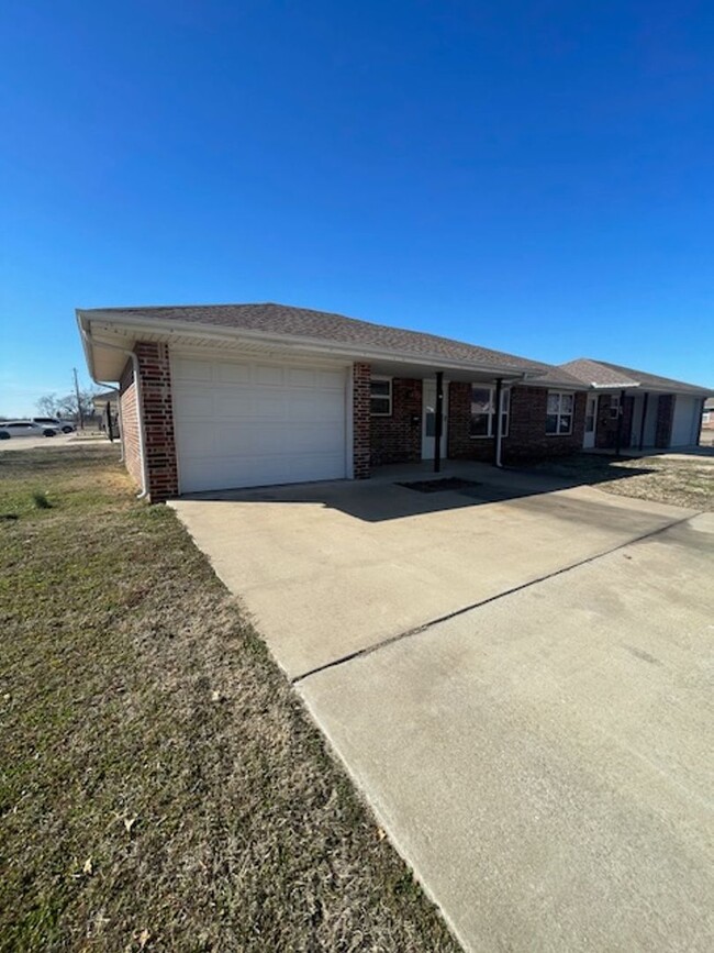 121 S Cherokee Ave in Dewey, OK - Foto de edificio - Building Photo