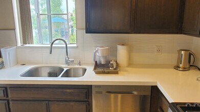 8741 Darby Ave, Unit 15 in Northridge, CA - Foto de edificio - Building Photo