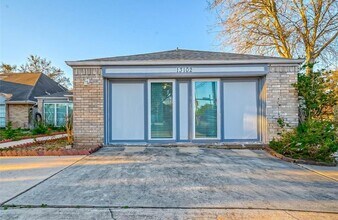 13102 Richmond Ave. in Houston, TX - Foto de edificio - Building Photo