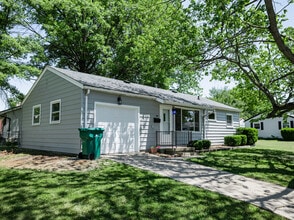 8 Crestview Dr in Decatur, IL - Building Photo - Building Photo