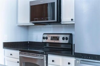 3040 Peachtree Rd in Atlanta, GA - Building Photo - Building Photo