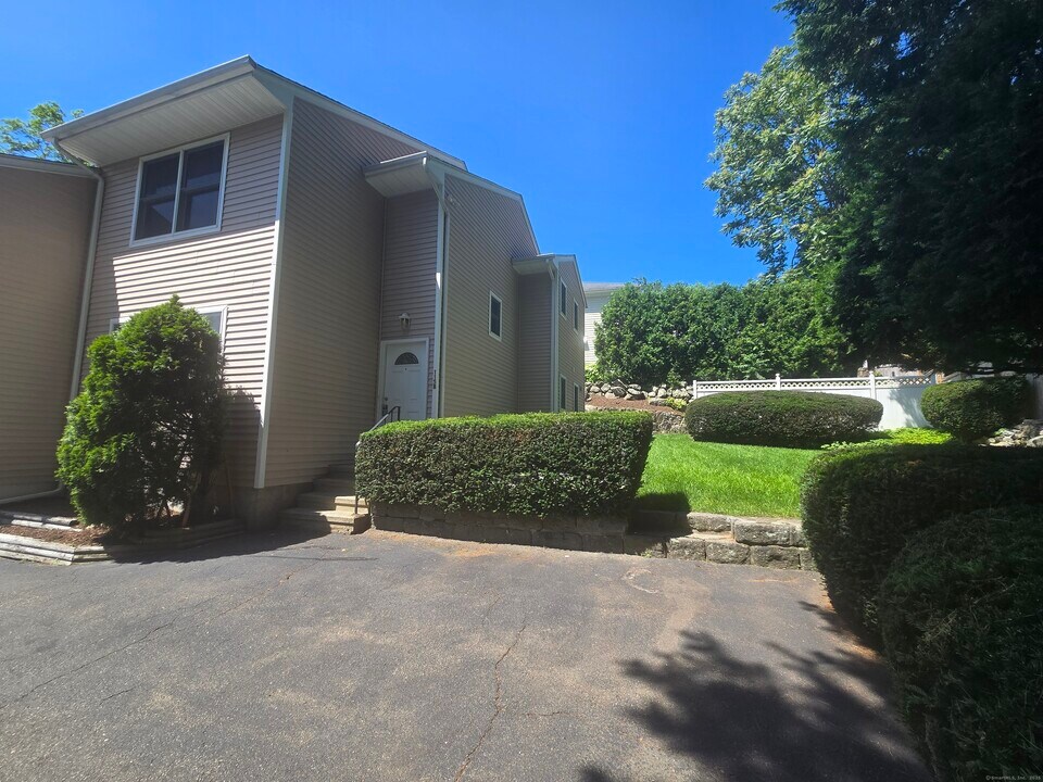 115 Parade Hill Rd in New Canaan, CT - Building Photo