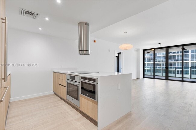 9901 W Bay Harbor Dr in Bay Harbor Islands, FL - Foto de edificio - Building Photo