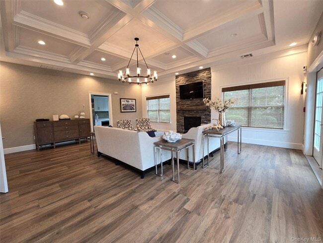 1 Village Green Dr in Southampton, NY - Building Photo - Building Photo