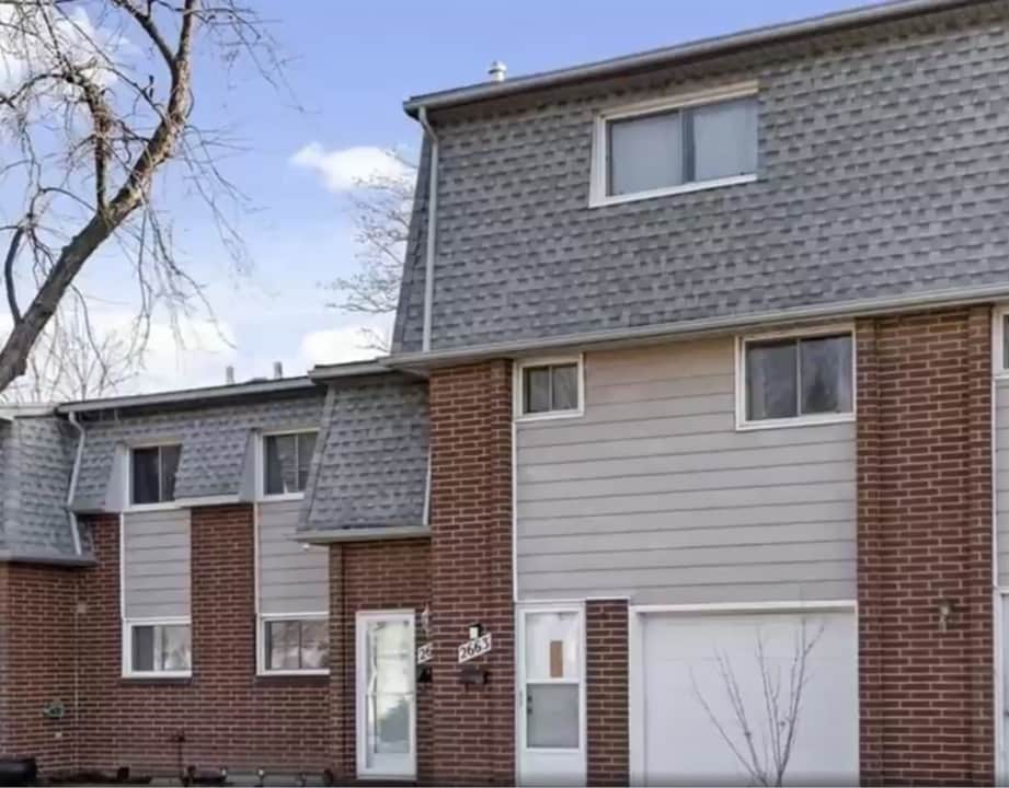 3+1 Beds 2 Baths Townhouse in Windsor, ON - Building Photo