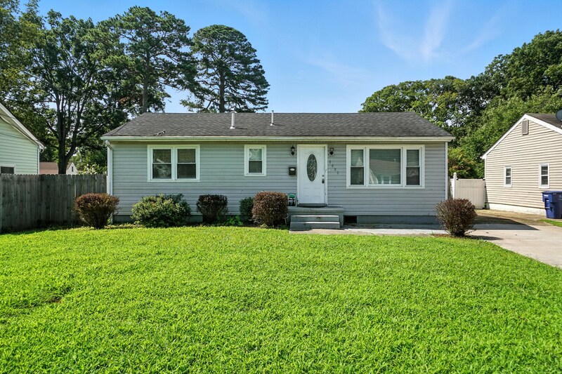 1033 E Leicester Ave in Norfolk, VA - Building Photo