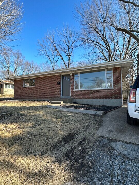 250 N Florissant Rd in Florissant, MO - Building Photo