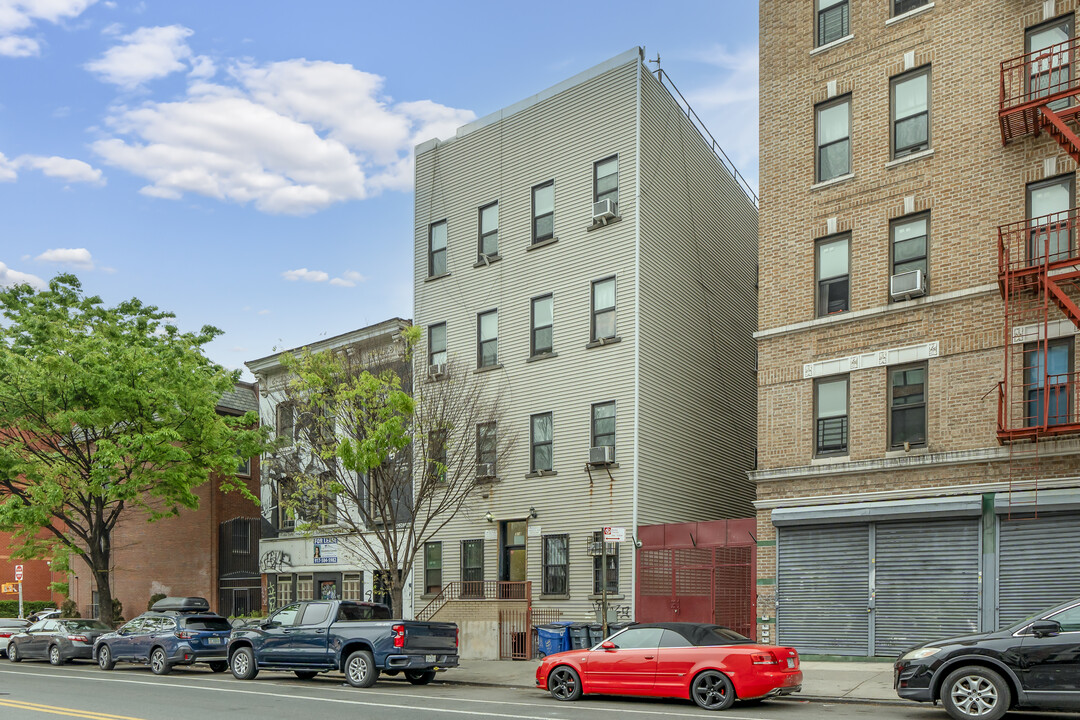 318 Union Ave in Brooklyn, NY - Building Photo