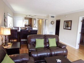 912 Pine Dr-Unit -211 in Pompano Beach, FL - Building Photo - Building Photo