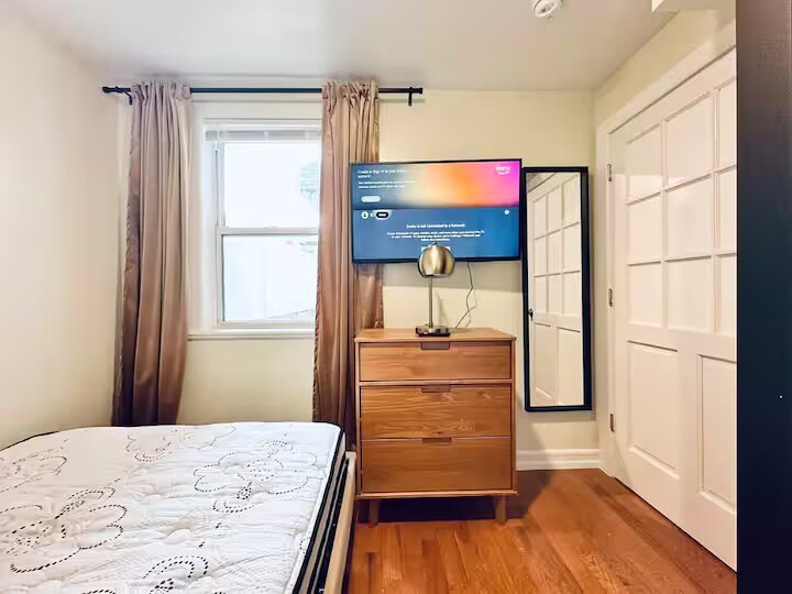 Furnished room/NOT APARTMENT, Unit 1 in Queens, NY - Foto de edificio