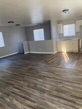 1841 E 112th St, Unit A in Los Angeles, CA - Foto de edificio - Building Photo