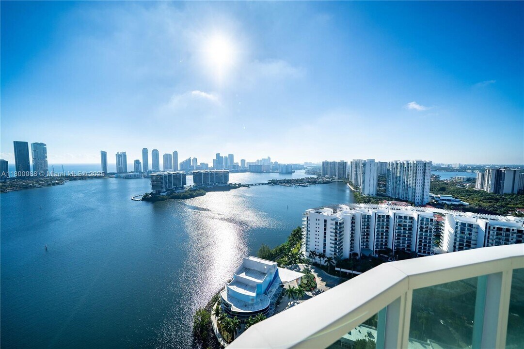 3330 NE 190th St in Aventura, FL - Foto de edificio