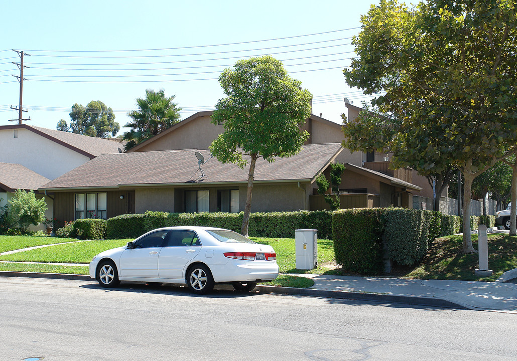 23242 Saguaro St in Lake Forest, CA - Building Photo