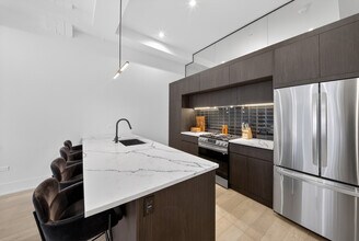 318 W Grand Ave in Chicago, IL - Foto de edificio - Building Photo