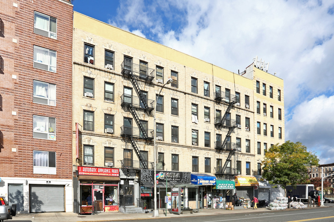 2374 Amsterdam Ave in New York, NY - Building Photo